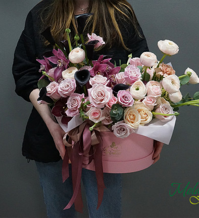 Розовая коробка с чёрными каллами и орхидеей (под заказ, 10 дней) Фото 394x433